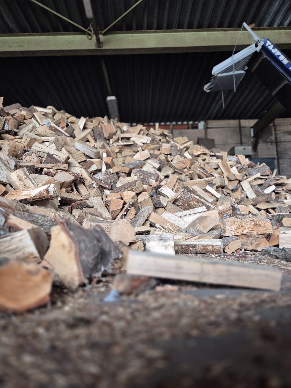 Gestapeld droog haardhout klaar voor verkoop