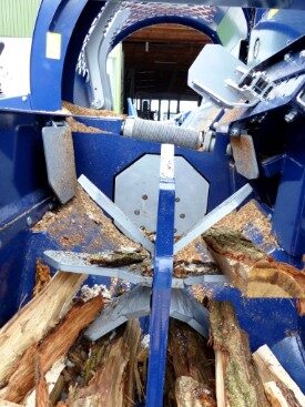 Kloofmachine verwerkt stamhout tot haardhout